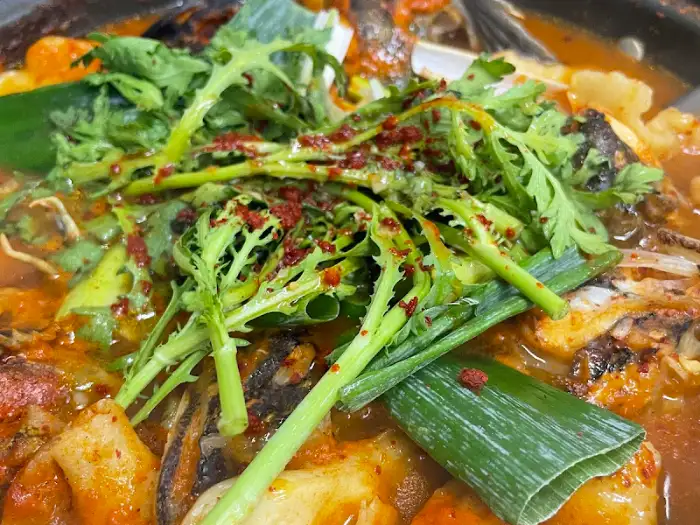 모듬회 플레이트 근접 사진, 신선한 재료들이 돋보입니다.