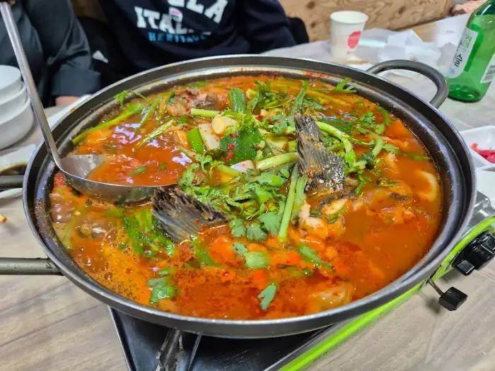 푸짐하게 끓여진 매운탕