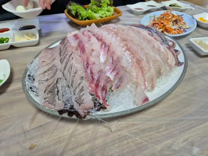 다양한 종류의 신선한 회가 담긴 접시