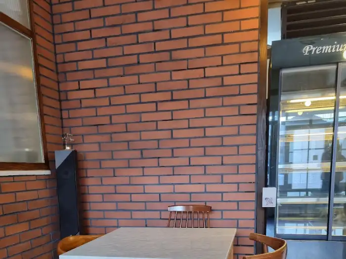 카페 내부의 벽돌 인테리어와 테이블