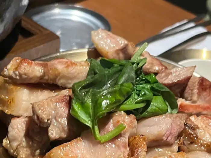 잘 구워진 삼겹살 한 점
