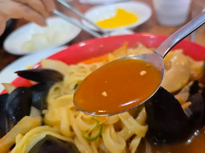 숟가락에 담긴 짬뽕 국물