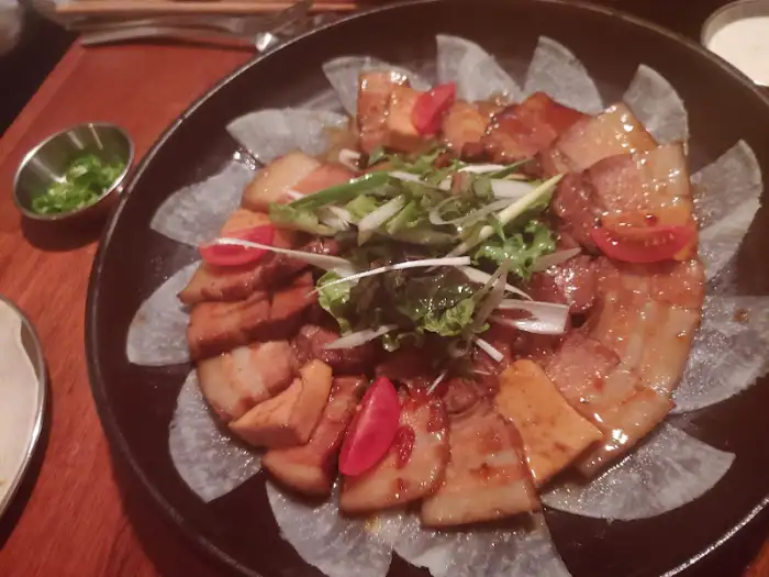 푸짐한 돼지고기 요리