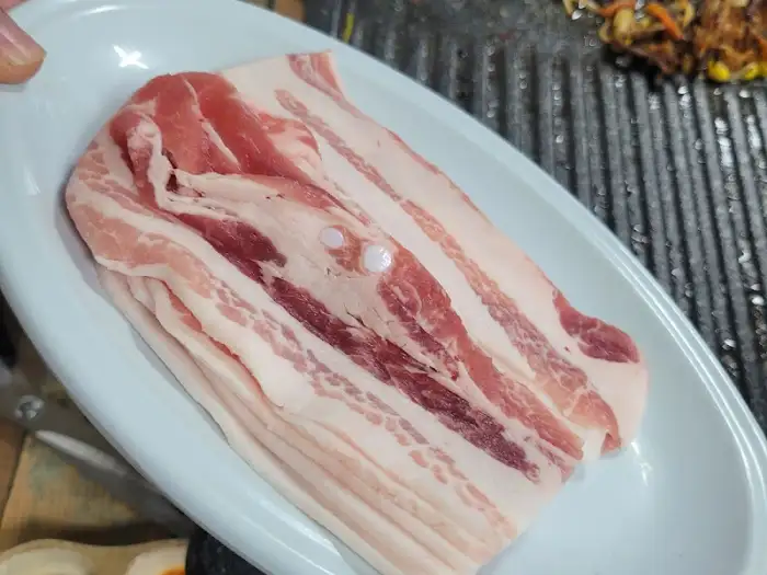 신선해 보이는 대패삼겹살