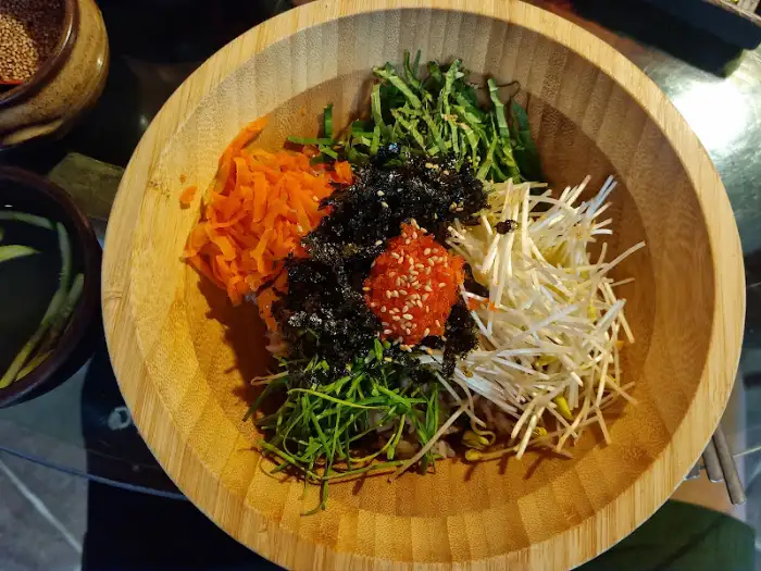 신선한 재료로 만든 메밀싹 비빔밥