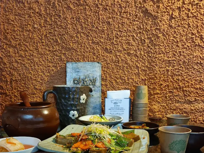 정갈하게 차려진 도토리묵 무침과 반찬들