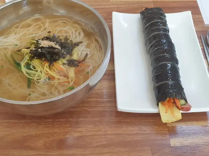 김밥과 잔치국수