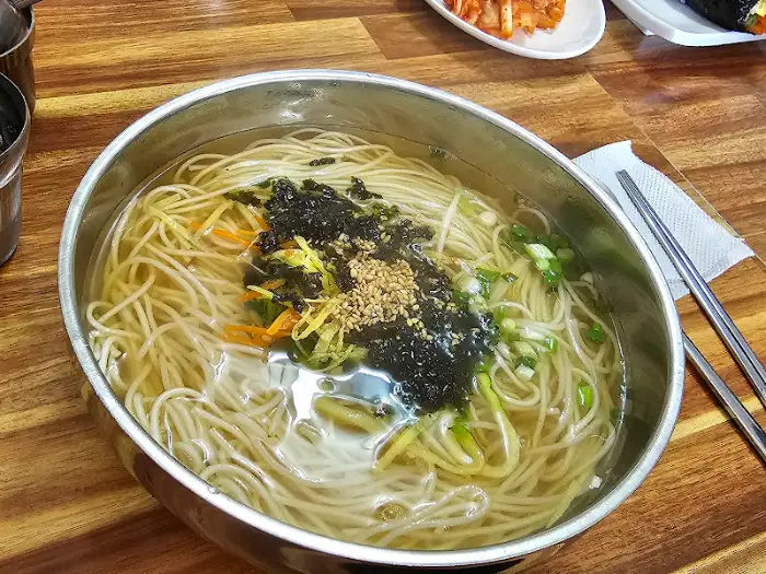 테이블에 놓인 국수