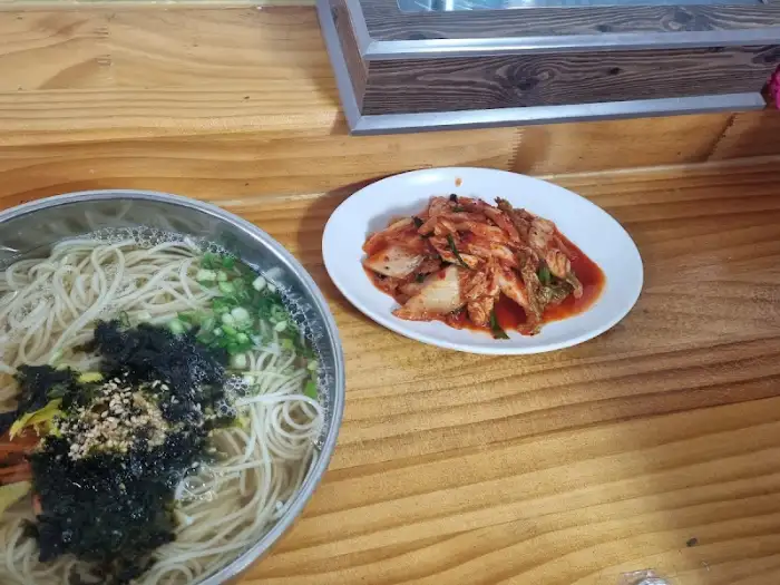 국수 옆에 놓인 김치