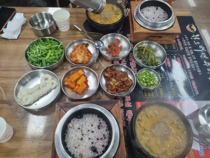 돌솥밥과 추어탕, 그리고 반찬들