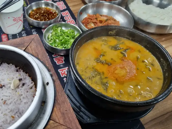 돌솥밥 뚜껑을 열고 밥을 덜어낸 모습