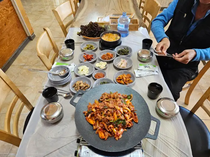 푸짐한 제육볶음 한 상 차림