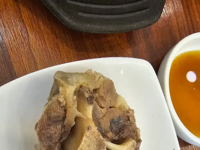 꼬리곰탕의 뽀얀 국물과 고기