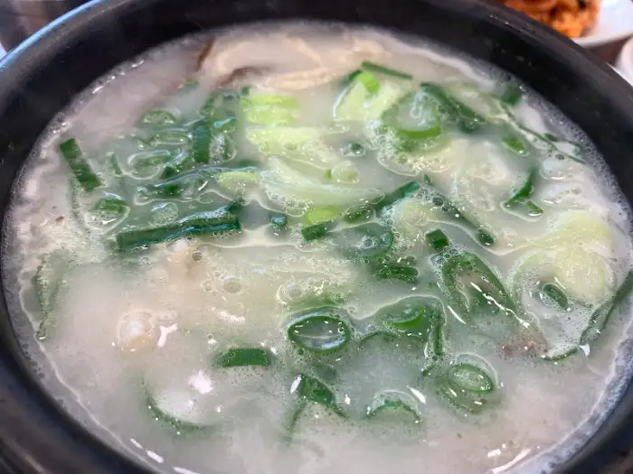 곰탕 국물 근접샷