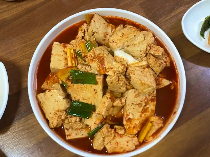 푸짐하게 담긴 두부두루치기