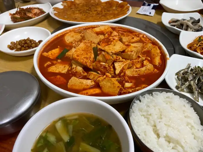 푸짐하게 차려진 한상차림