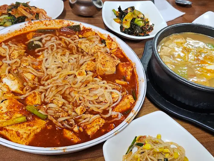 두부두루치기와 함께 나온 국물 요리