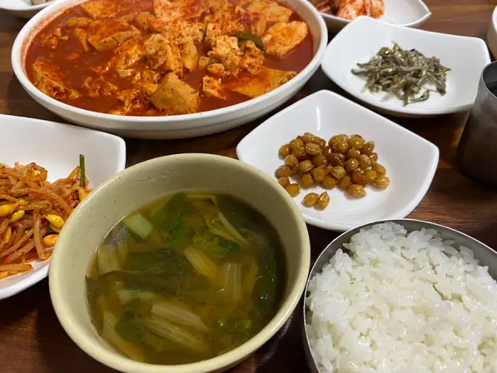 밥과 함께 제공되는 국물과 밑반찬