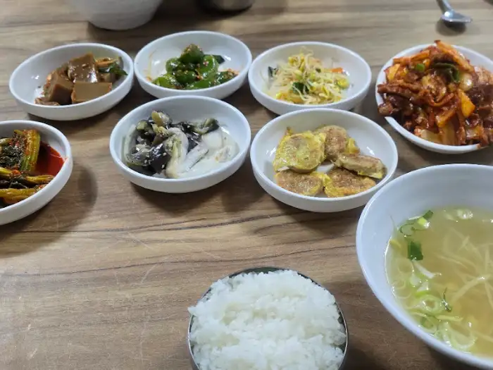 또 다른 각도에서 찍은 밑반찬과 밥, 국 모습