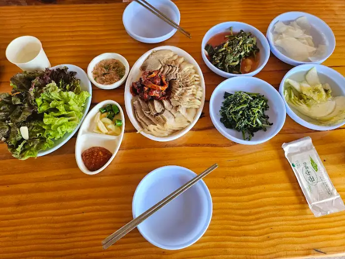 테이블에 차려진 음식 상차림