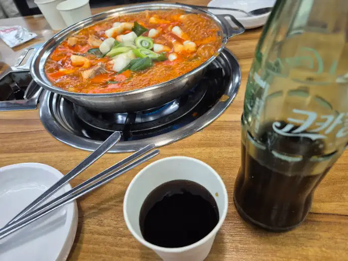 닭볶음탕 냄비와 코카콜라 병