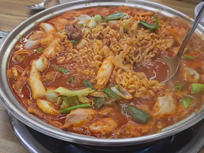 라면사리가 듬뿍 들어간 닭볶음탕