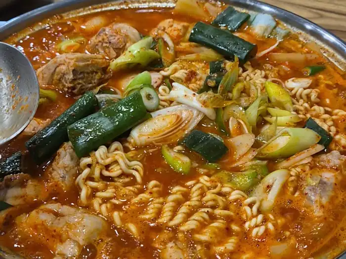 푸짐한 닭고기와 라면사리, 채소가 어우러진 닭볶음탕