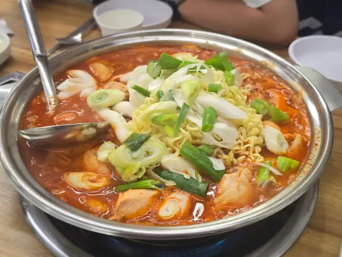 라면사리가 듬뿍 올라간 닭볶음탕 클로즈업