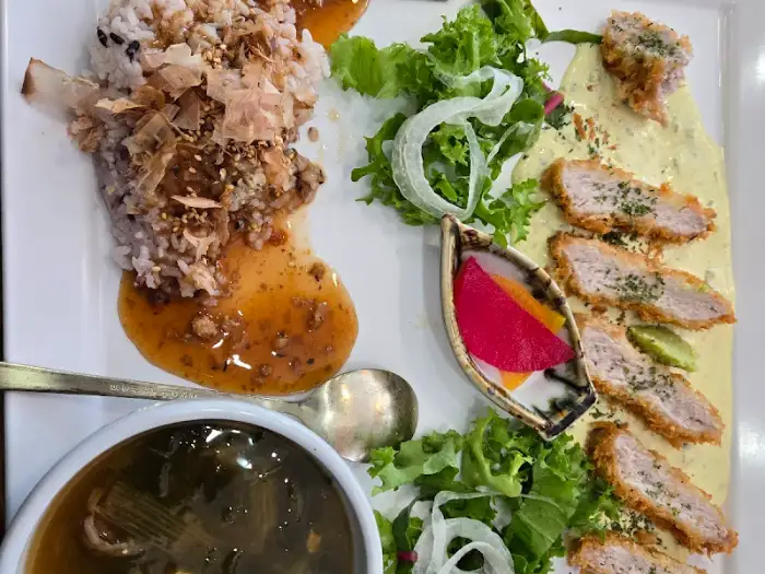 푸짐하게 차려진 정식 메뉴