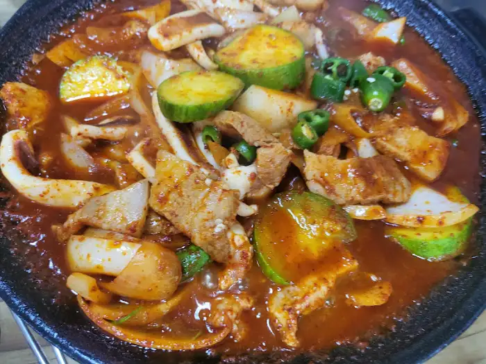 오삼불고기 한창 볶아지고 있는 모습