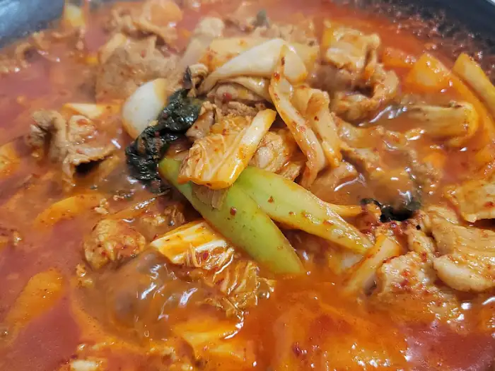 푸짐하게 볶아지고 있는 얼버볶음