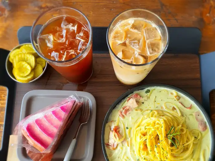 창밖 풍경과 브런치 메뉴