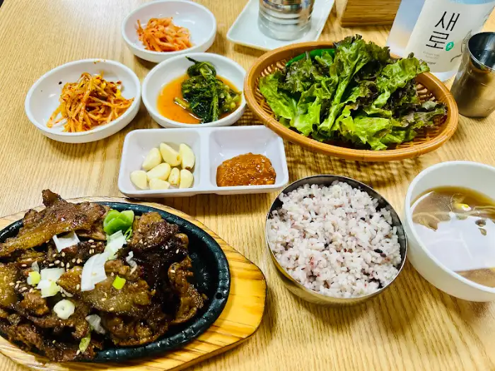 돼지불백, 밥, 국, 쌈 채소, 밑반찬 등이 차려진 한 상차림