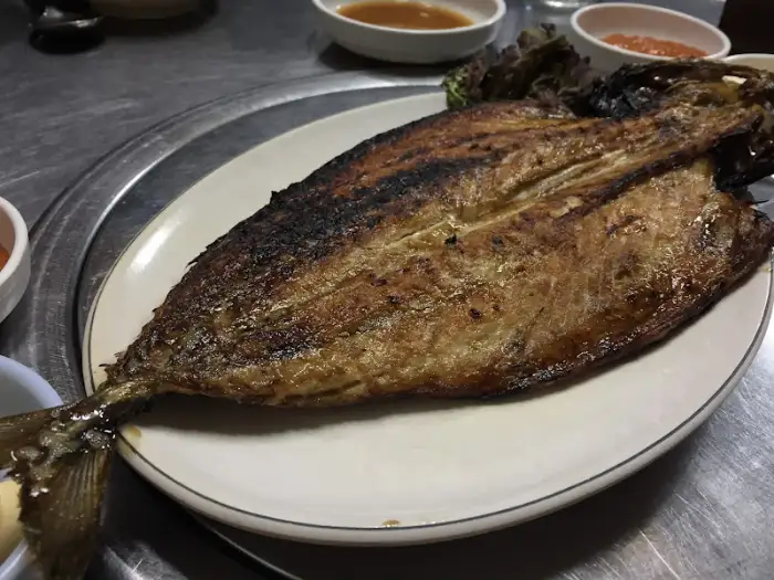 노릇하게 구워진 통생선 구이