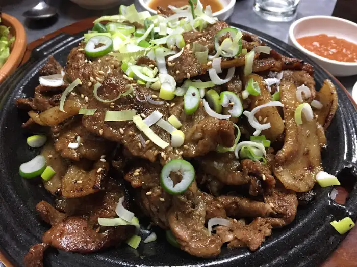맛있게 양념된 돼지불백 근접 사진