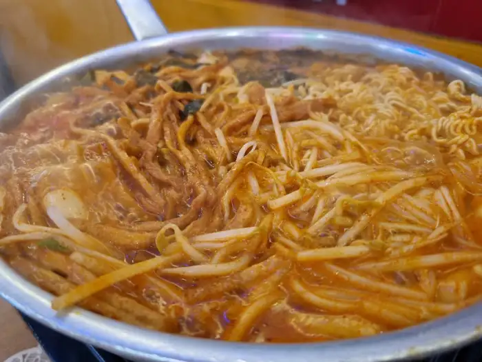 보글보글 끓고 있는 미역 떡볶이