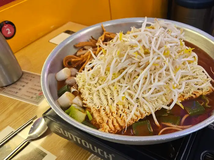 떡볶이 사리 듬뿍 올라간 모습
