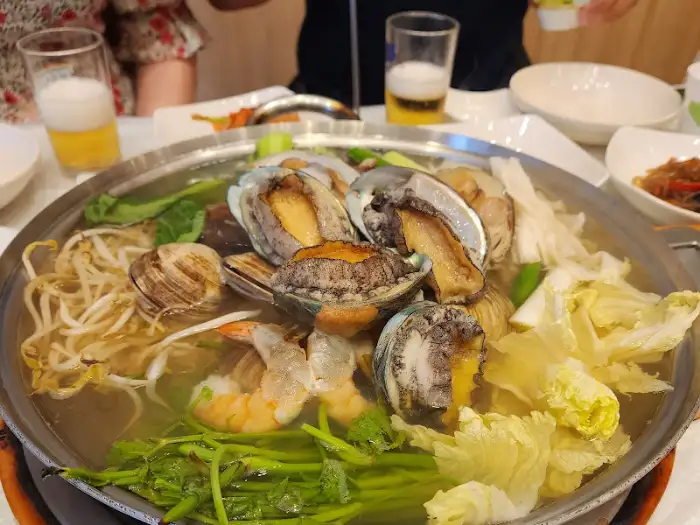 전복과 새우, 조개가 어우러진 해물탕