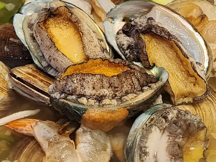 탱글탱글한 전복의 단면