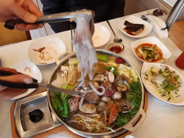 집게로 낙지를 건져 올리는 모습