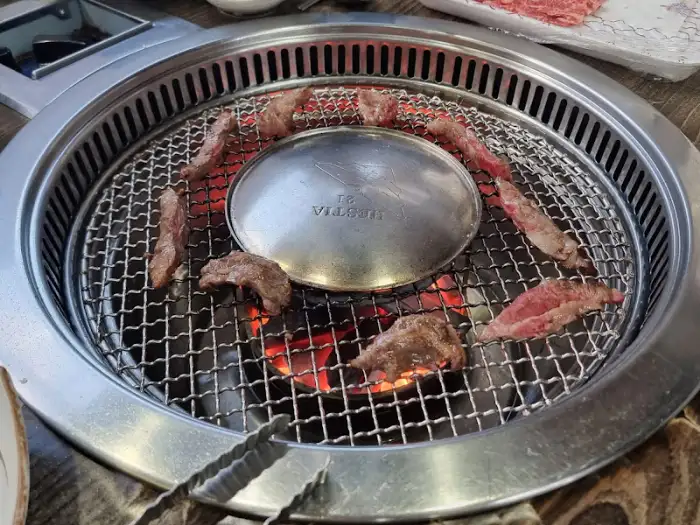 식탁 위 불판과 고기