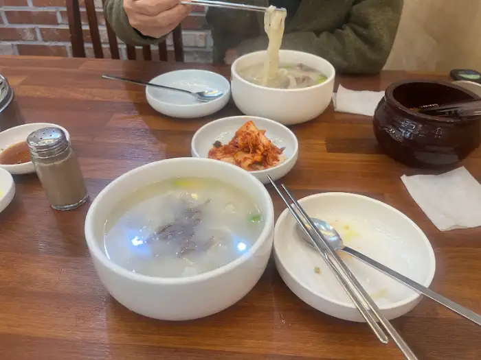 테이블에 차려진 홍두깨국시집 한상차림