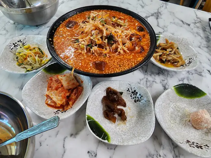 푸짐하게 나온 물회와 곁들임 찬들