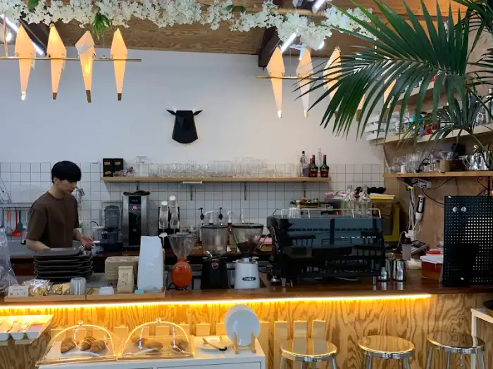 바리스타와 커피 머신, 빵 진열대
