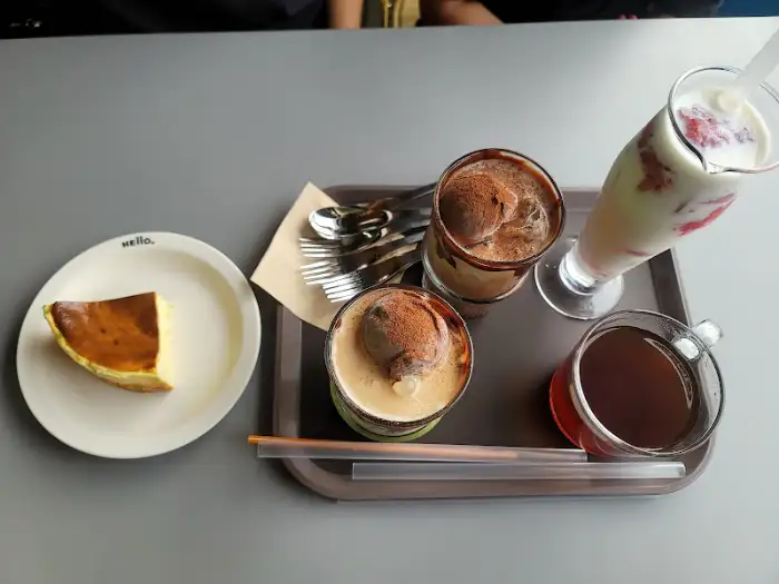 다양한 음료와 치즈케이크