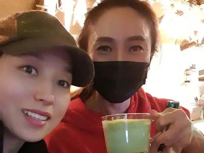 창가 자리와 식물들