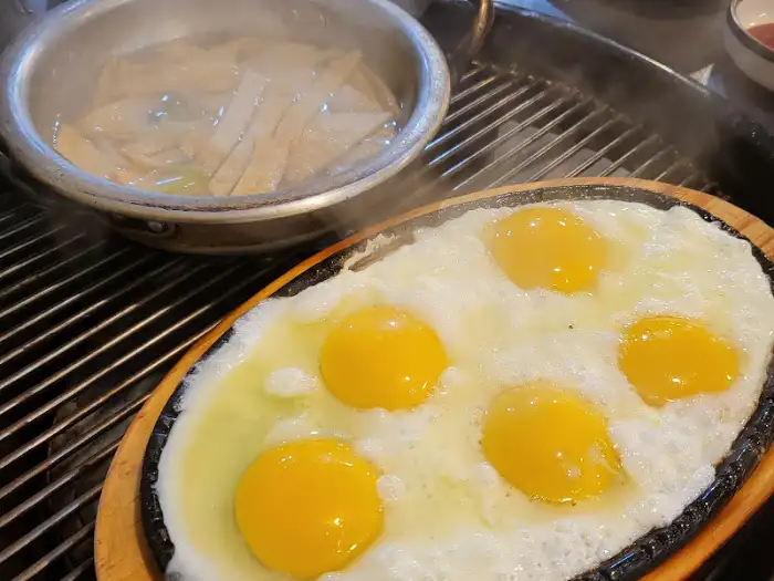 노릇노릇하게 구워진 달걀 프라이와 따뜻한 오뎅탕