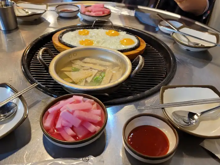 기본 찬으로 제공되는 달걀 프라이, 오뎅탕, 깍두기