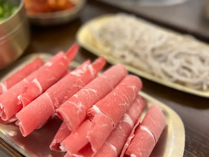 신선한 소고기와 야채가 듬뿍 담긴 샤브샤브 냄비