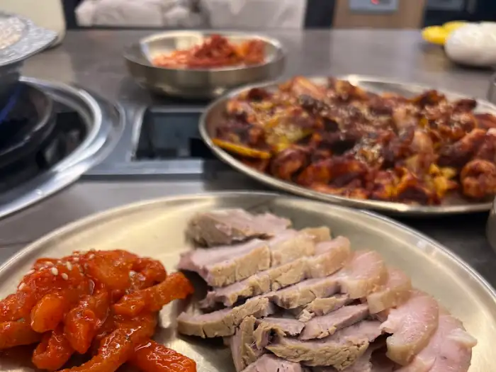 윤기가 흐르는 따뜻한 수육과 매콤한 쭈꾸미볶음
